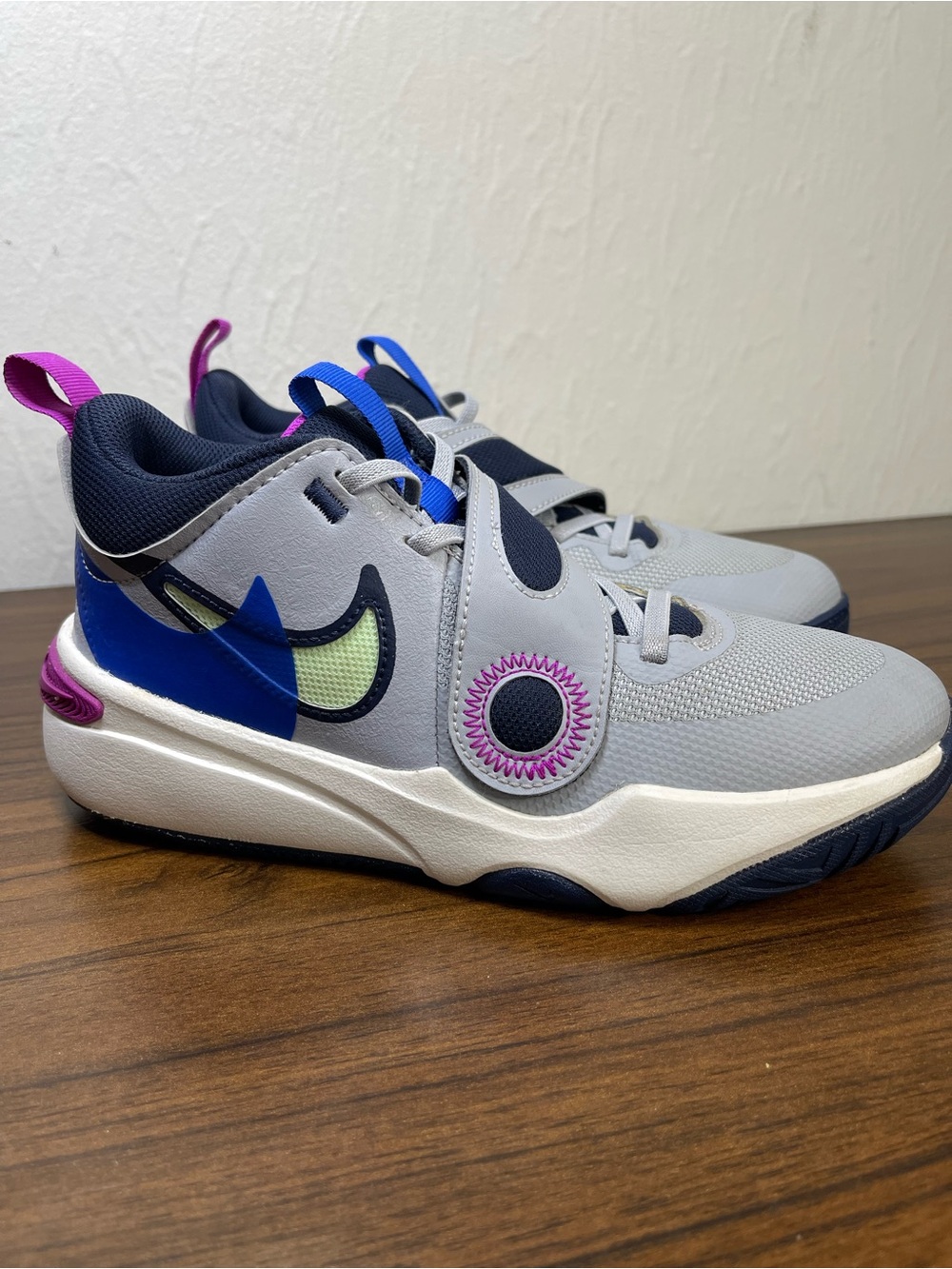 Nike Team Hustle D11 size 5y ladies 6.5 Men’s 5. 250